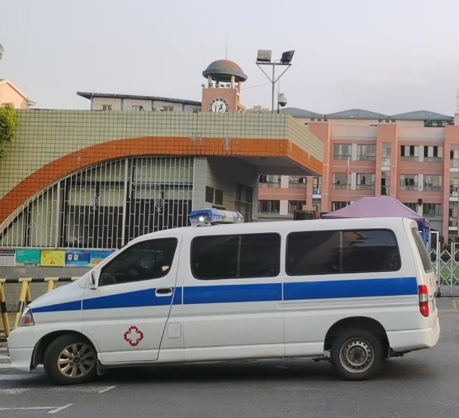 儋州救护车出租护送骨折病人一公里多少钱